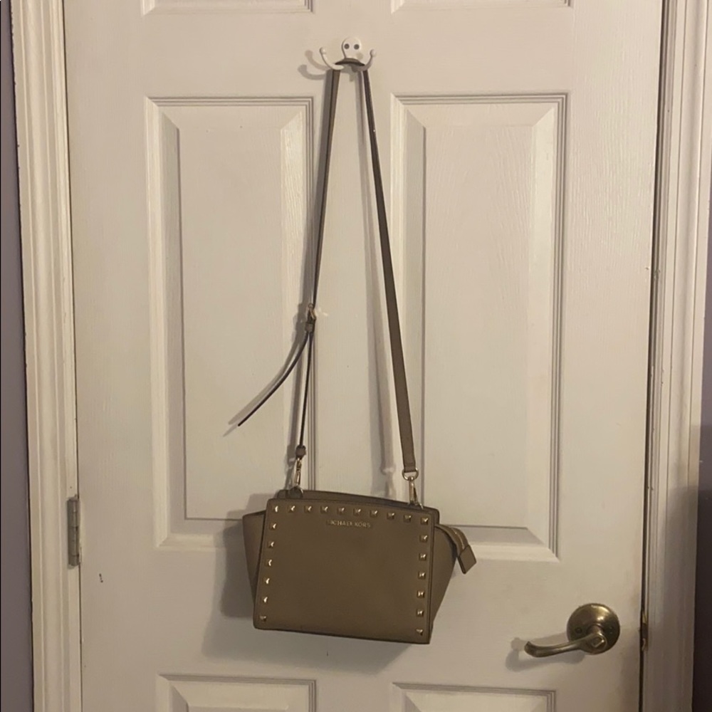 Micheal Kors - SELMA MEDIUM STUDDED SAFFIANO MESSENGER